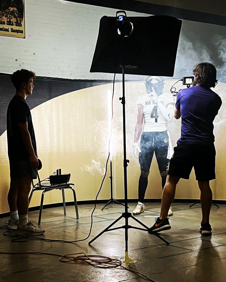 Sneak Peak at the Oak Forest Football press day. New Drip 💧 coming 🔜‼️
<a href="/mikeemanuelson/">Mike Emanuelson</a> @jacobwizgird @slocheofficial 
#thebengalway🐅 #ETW #bengalsofinstagram #newdrip #ballsohard #football #highschoolfootball