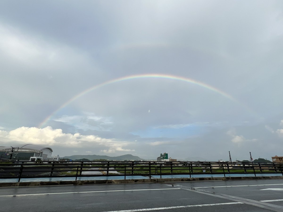 ma_ka10969's tweet photo. 夕方の雨上がりに虹が出てた🌈
綺麗に撮られへんかったけど、肉眼で見たらめっちゃ綺麗やった✨ https://t.co/4dcplngxCJ