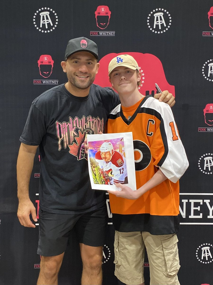 HendrixHockey_'s tweet photo. Thank you so much @BizNasty2point0 

It was an honour to meet you, such an amazing guy. Such a pleasure. Thank you for loving my piece as much as I do, and for signing it means so much!
Thanks again!

#SpittinChicklets #bizznasty #BarstoolSportsbook #goyotes #pinkwhitney https://t.co/KhhAGWEX3o
