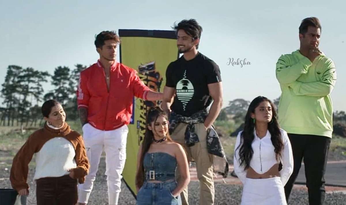 Raksha_007's tweet photo. And that's how a true friend cheers the another when they are at low points โจ
Loved how Pratik hold Faisu's hand when one contestant removed him from the race ๐ข
@realsehajpal Proud of you as always โฅ๏ธ
#PratikSehajpal #PratikFam #Faitik #Praisu
#KKK12 #KhatronKeKhiladi12 https://t.co/shONx6ol44