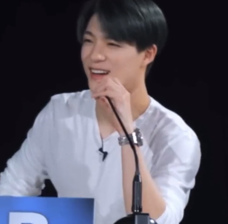 haechanunpad's tweet photo. kalo ada cowo kpop yg pake kemeja putih + jam tangan mending LU SPRINT https://t.co/OmgImfcu30