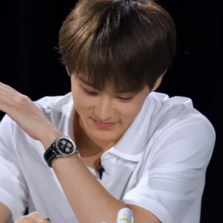 haechanunpad's tweet photo. kalo ada cowo kpop yg pake kemeja putih + jam tangan mending LU SPRINT https://t.co/OmgImfcu30