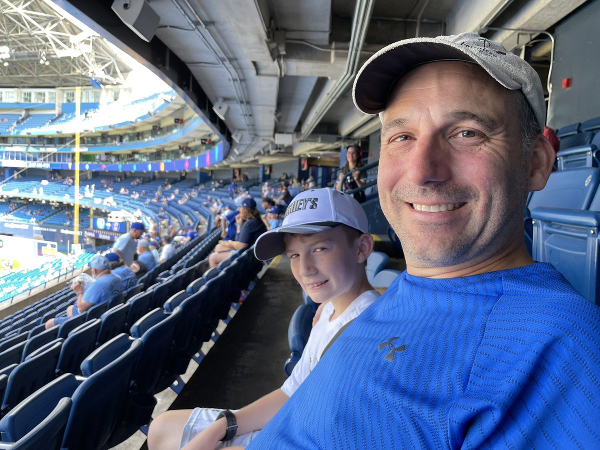 cynber17's tweet photo. @BlueJays Bonne game! Nous sommes derrière vous (littéralement) https://t.co/Sqtl5sIIpj