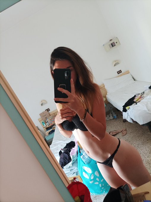 Buonasera Scusate l assenza! Mi far&ograve; perdonare 😈 https://t.co/GtRds4LGRa https://t.co/IP1fqFixc7<a href="/tag/only18"class="tags"><span>#only18</span></a>