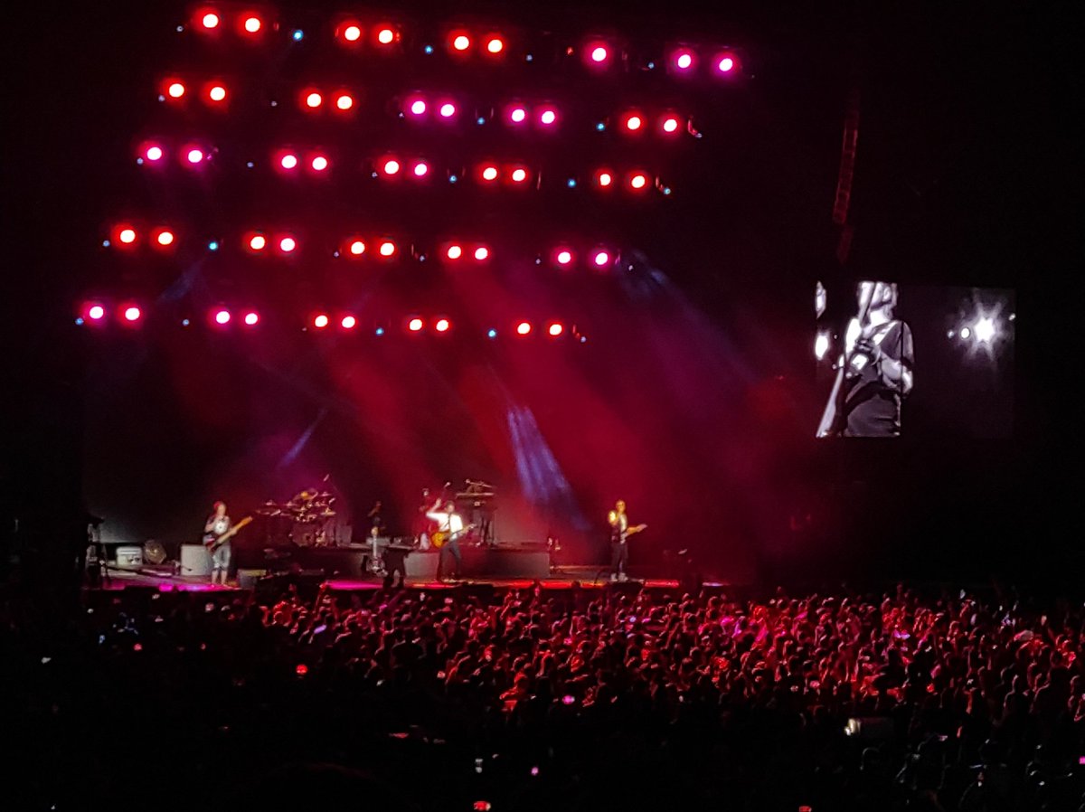 moshaale's tweet photo. @erikneville Cómo siempre una noche subliminal mi guitarrista favorito, gran regalo de graduación para mi hija que es su fan desde mi vientre y lo sigue siendo ahora a sus 12 añitos!!! https://t.co/5hj2uA4BEH