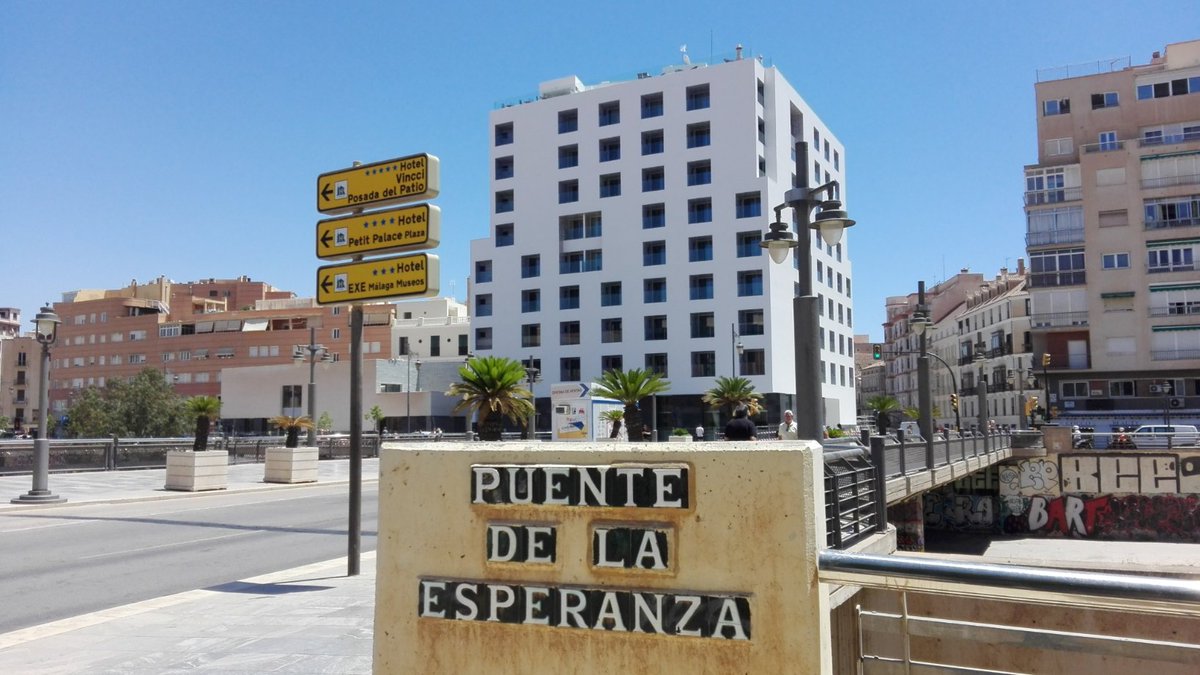 bgmps's tweet photo. Venga, @debatelibros.

Para #EspañaFea (@AndresRubio99), llena de corrupción urbanística, expolio patrimonial y servilismo arquitectónico, el crimen perpetrado por Don Moneo en pleno Centro Histórico BIC, fomentado por el @malaga de @pacodelatorrep y la @CulturaAND de @manmalaga. https://t.co/GyxYqmC187