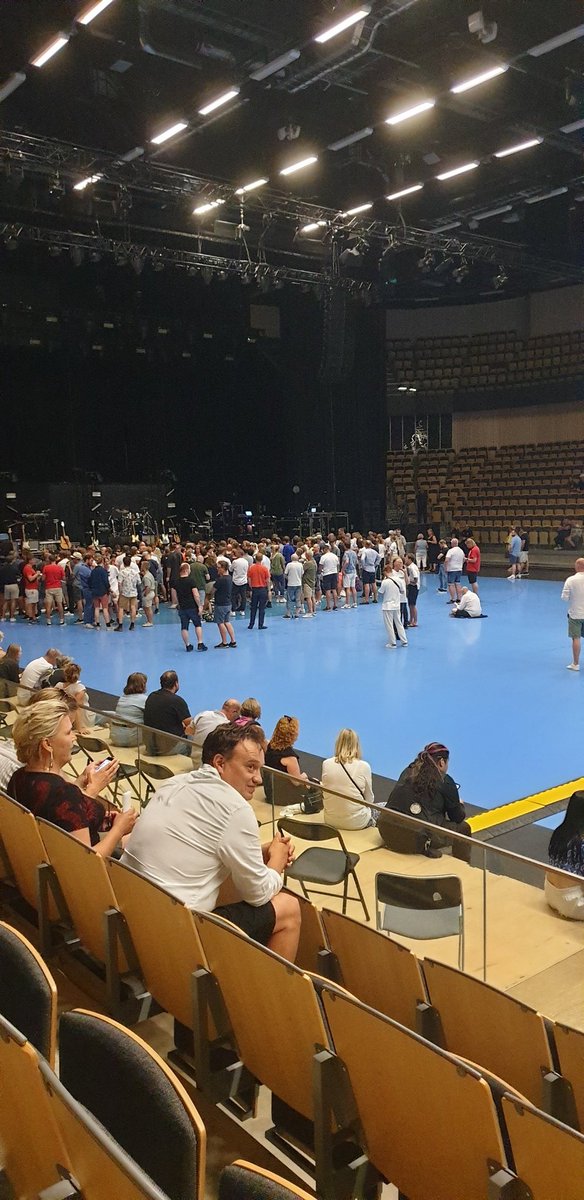 nettan_a's tweet photo. På plats i #partillearena för att se #TOTO https://t.co/dcx19bokMg