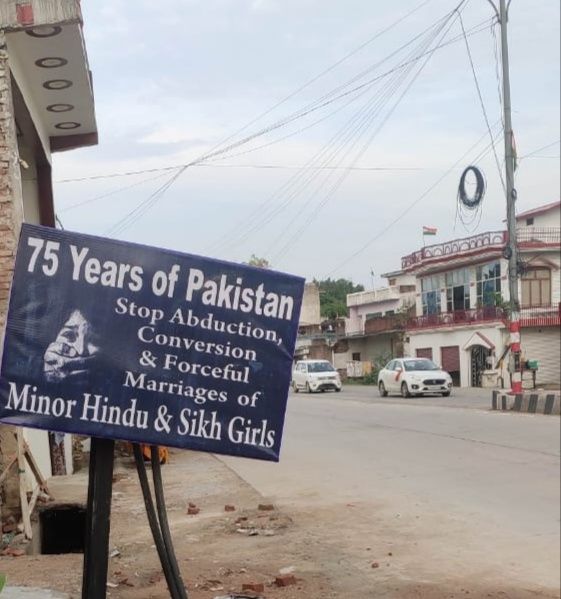 AskAnshul's tweet image. 1) Dear @UN, @UNGeneva, @UNHumanRights

These are not just banners that I put today on the streets of India. This is the ugly truth of how minor girls of Hindu, Sikh &amp;amp; other minorties face abduction, conversion &amp;amp; forceful marriage in Pakistan on a daily basis.

Here is the thread