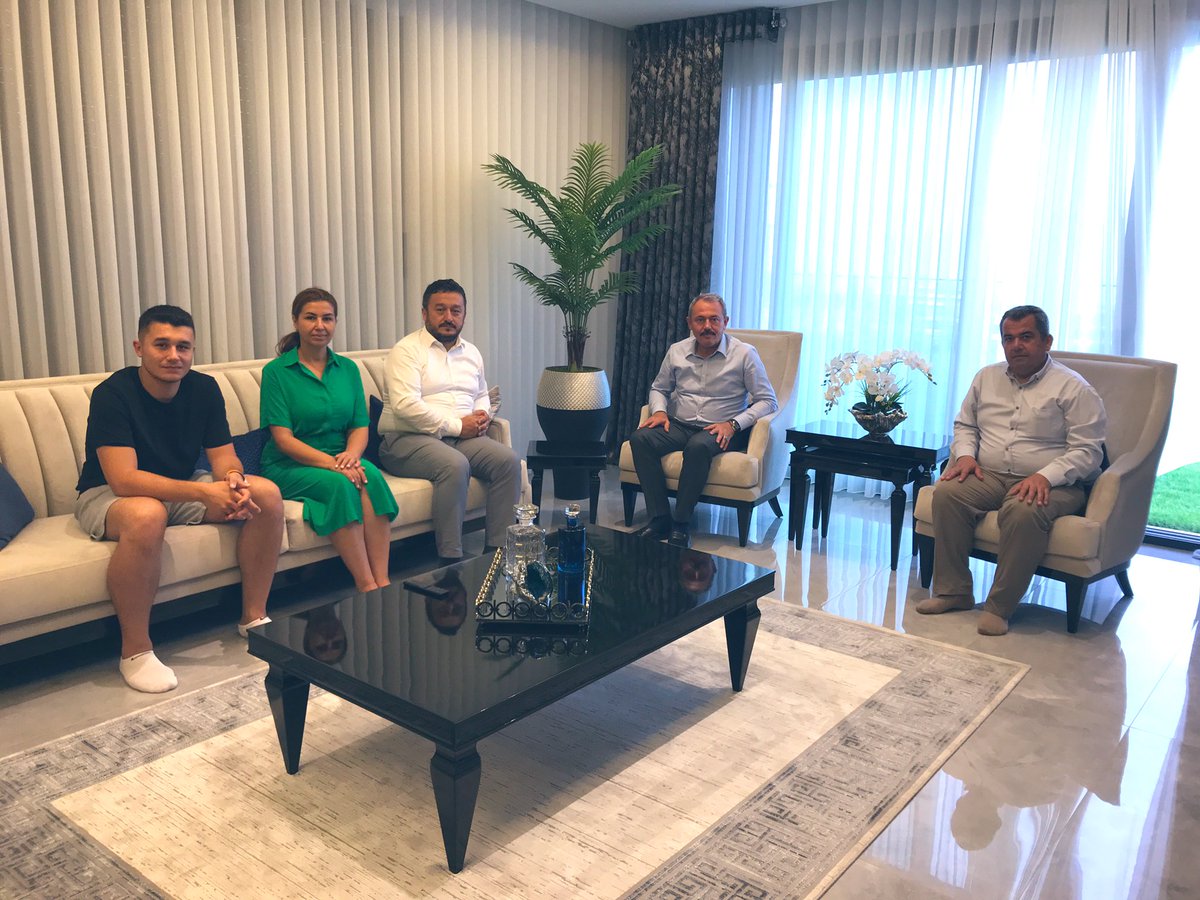 sahin_tin's tweet photo. Anneannesi Hakk’a yürüyen iş insanı Emin Şen kardeşimizi ve ailesini hanesinde ziyaret ederek taziyemizi ilettik. Başta merhum anneannesi olmak üzere ebedi aleme göç eden aile fertlerini rahmetle yâd ediyoruz. Mekanları cennet olsun. Ailesine sabır ve başsağlığı diliyoruz. https://t.co/jHCsMwTJ45
