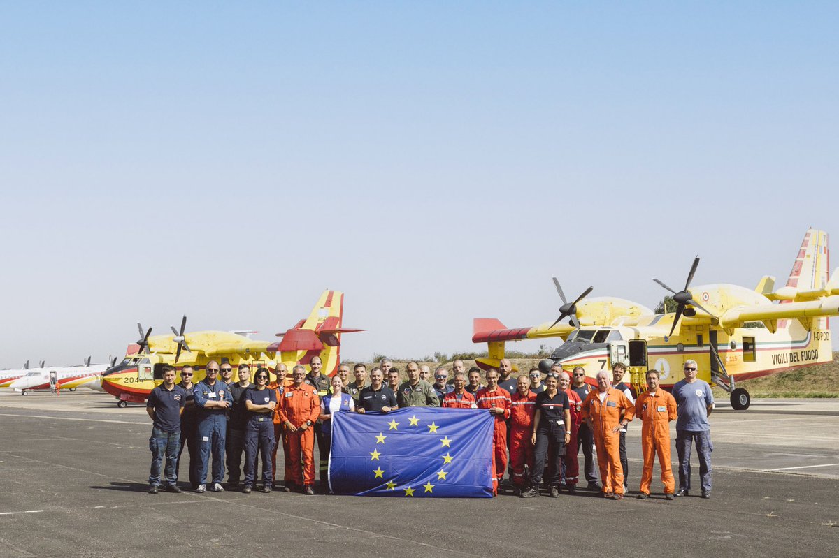 French, Greek and Italian aerial firefighting teams working together to fight the blaze in France. 🙏🇫🇷🇬🇷🇮🇹🇪🇺

#EUCivilProtection #rescEU #EUActsTogether