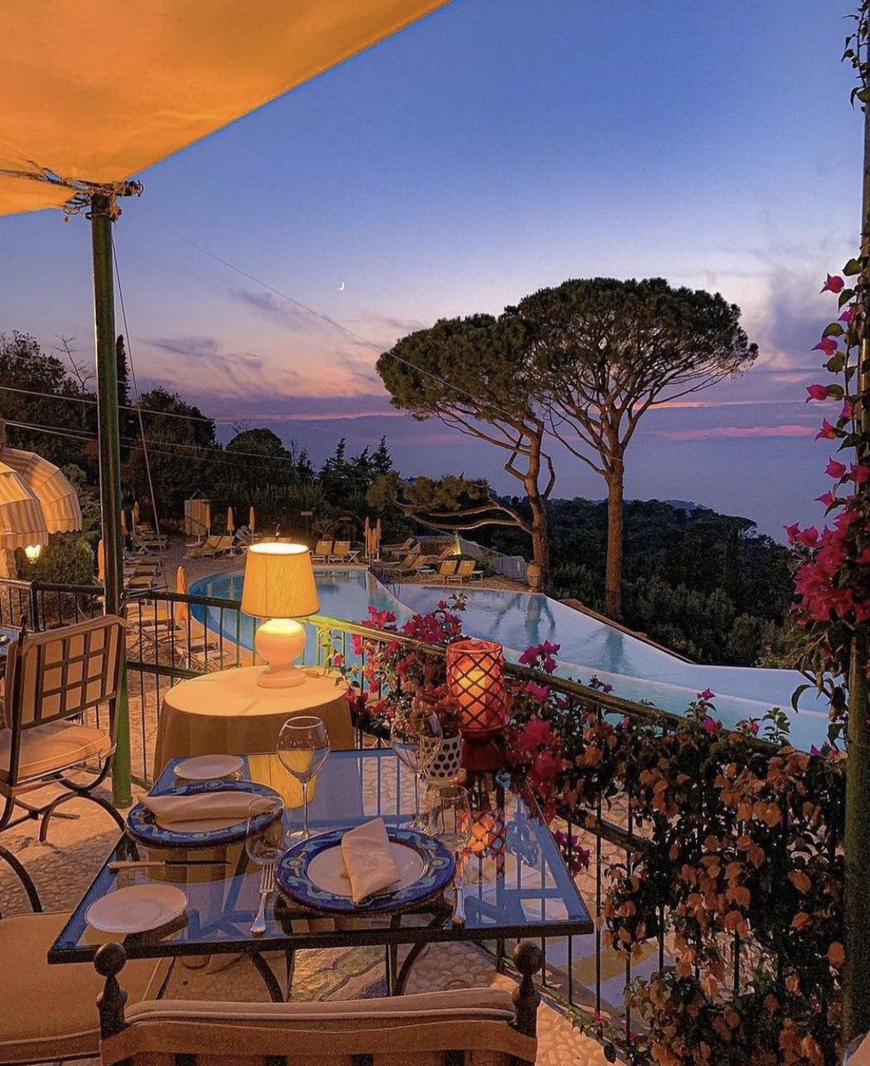 tmbIrpics's tweet photo. Colors of Capri by night 🇮🇹✨ https://t.co/CzPMM3Y4g6