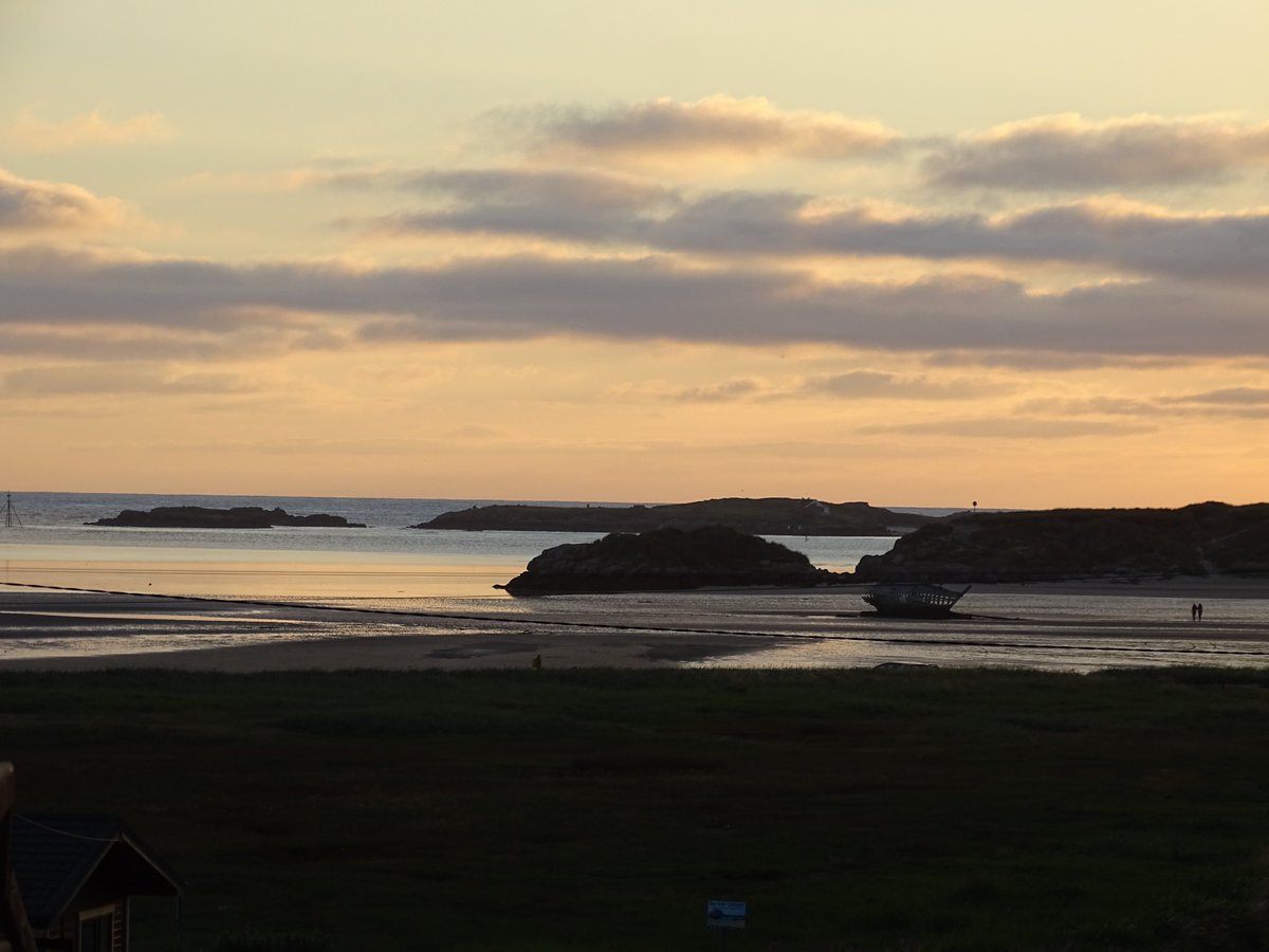 ManonMetzger's tweet photo. Posting more pictures of Bunbeg beach because the view was absolutely breathtaking! And the weather has not been photoshopped in any of these 👀 https://t.co/YCvlv3wf8U