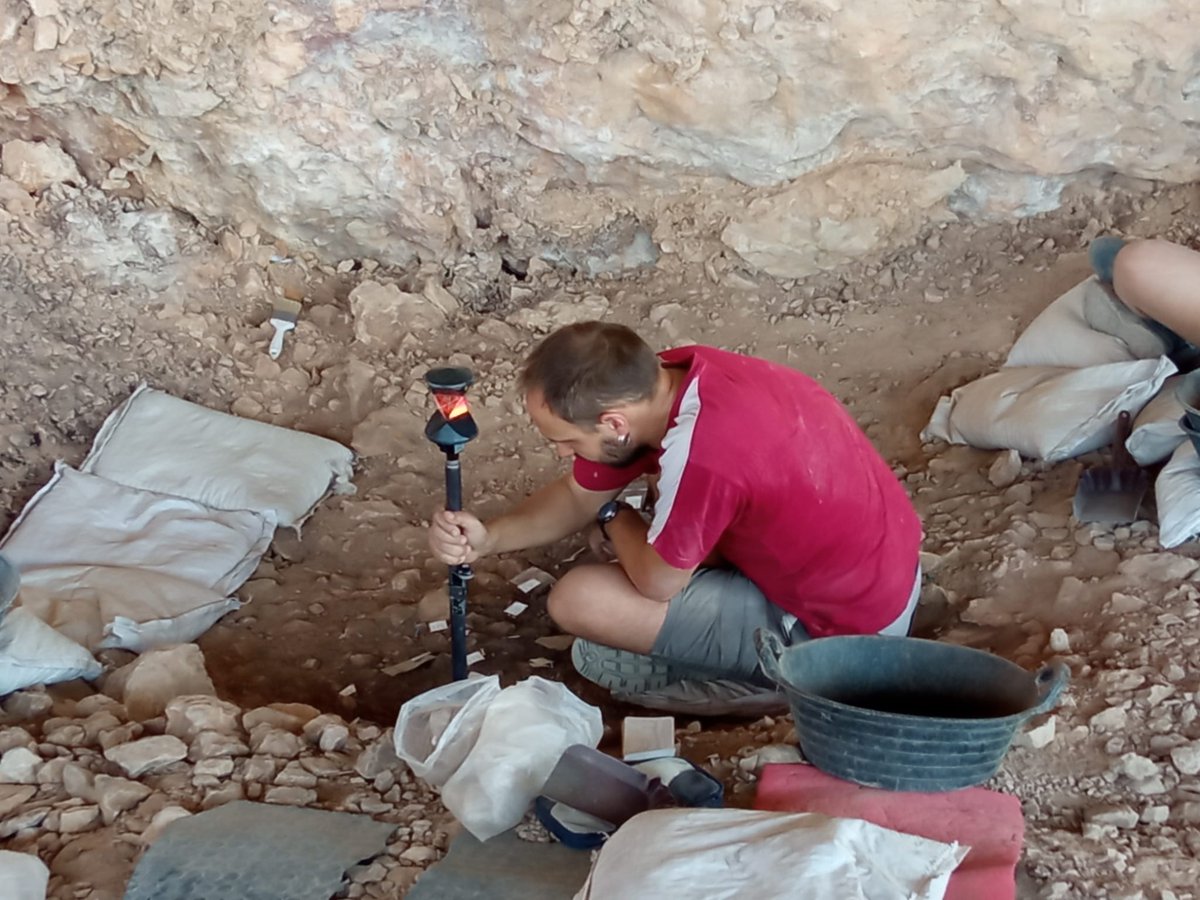 larocadelsbous's tweet photo. Continuem amb la campanya d'excavació a la Roca dels Bous! #territorineandertal #noguera #neandertals #fogueres #paleolíticmig #excavant #workinprocess
@cepapuab @UABBarcelona @Prehistoria_UAB https://t.co/GlDD79iBLw