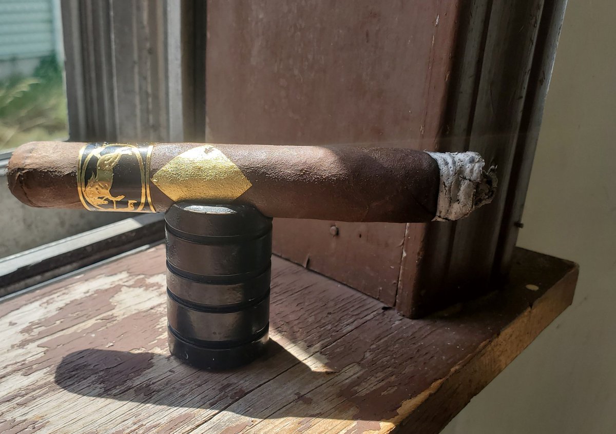 rayadh97's tweet photo. SO RELAXING. CIGARMODE=QUIETTIME/RELAXING THE MIND. #CAVILIAR #USAEXCLUSUVE #MINDSET #SMOKEMODE #GETONE #BURNONE #TOASHπ₯π¨ https://t.co/D9HaTupjxP