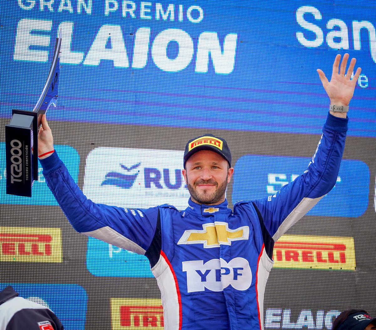 EquipoChevrolet's tweet photo. Postales del podio con @AgustinCanapino en el #GPELAION 🍾🤩

#TC2000SanNicolás

@ChevroletArg | @YPFoficial | @Banco_Patagonia https://t.co/5WT9WAw8ly