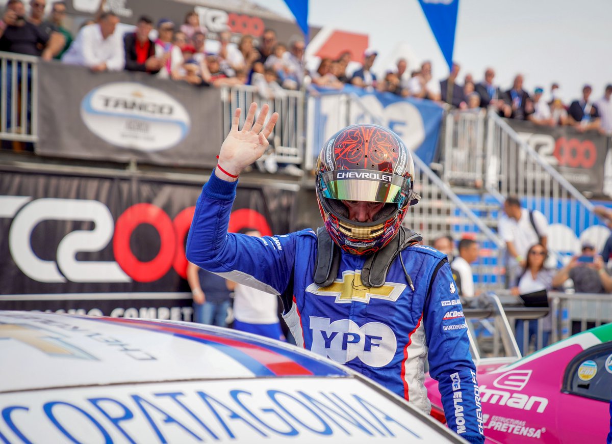 EquipoChevrolet's tweet photo. Postales del podio con @AgustinCanapino en el #GPELAION 🍾🤩

#TC2000SanNicolás

@ChevroletArg | @YPFoficial | @Banco_Patagonia https://t.co/5WT9WAw8ly