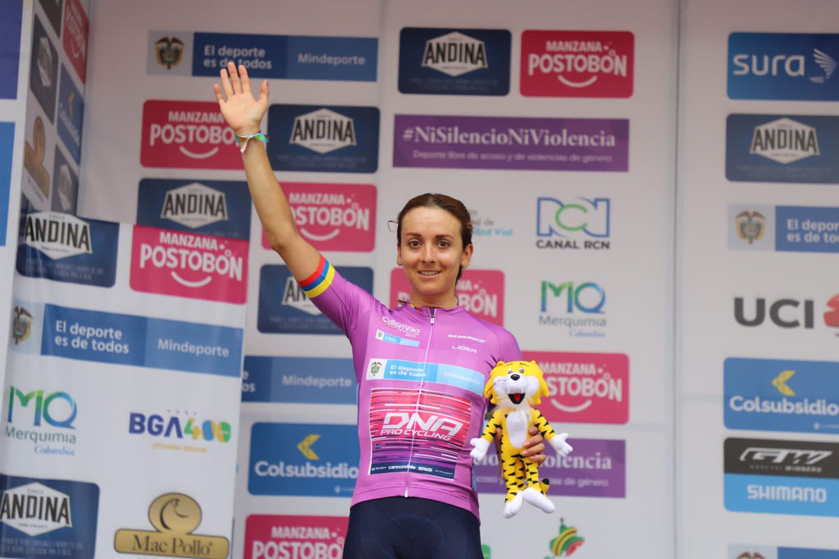 #VFemenina2022🇨🇴🚴‍♀️
#CiclismoFemCol🇨🇴🚴‍♀️

Andrea Alzate <a href="/andrealzateg/">Andre Alzate</a> de <a href="/CiclismoCM/">@CMTeam</a> ganadora del Circuito en Bucaramanga de la <a href="/VueltaFemenina/">Vuelta a Colombia Femenina</a> <a href="/fedeciclismocol/">Federación Colombiana de Ciclismo</a> <a href="/MinDeporteCol/">Ministerio del Deporte</a>, <a href="/carbike86/">Diana Peñuela</a> de <a href="/DNA_K4/">DNA Pro Cycling Team</a> Campeona🥇🏆🇨🇴