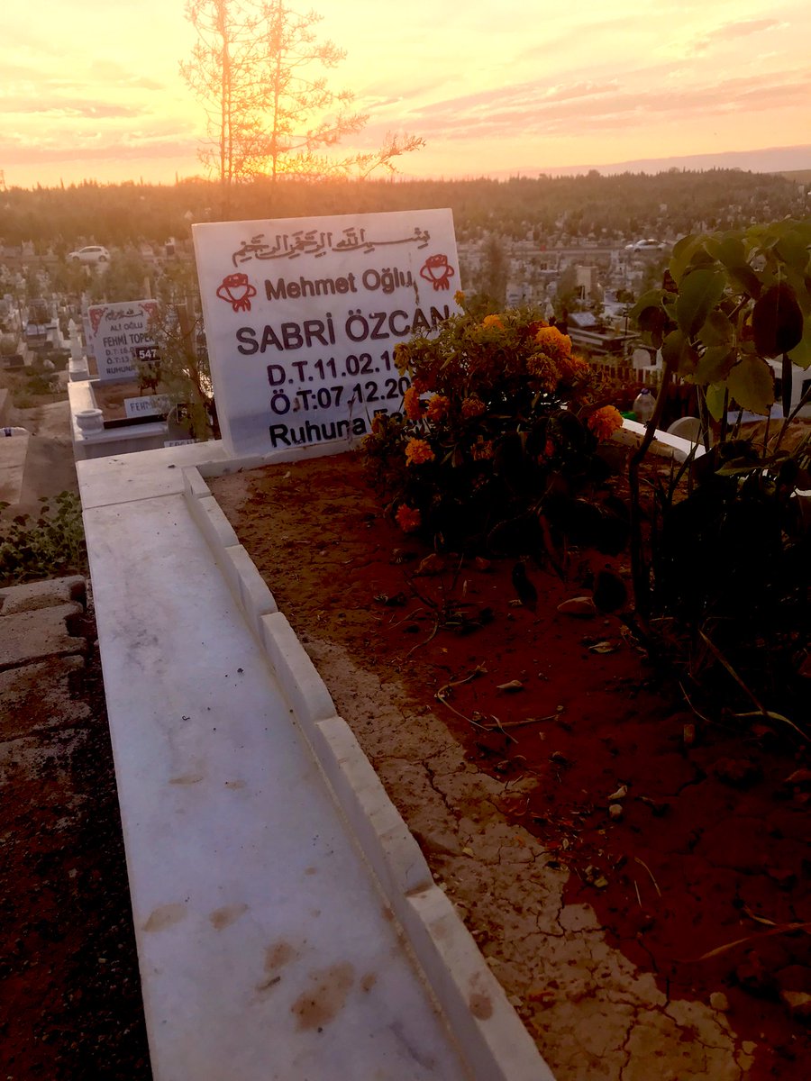 Varken insanların hayatına renk katıyordun şimdi ise bizim evi siyaha bürüdün 
Mekanın cennet olsun babam…