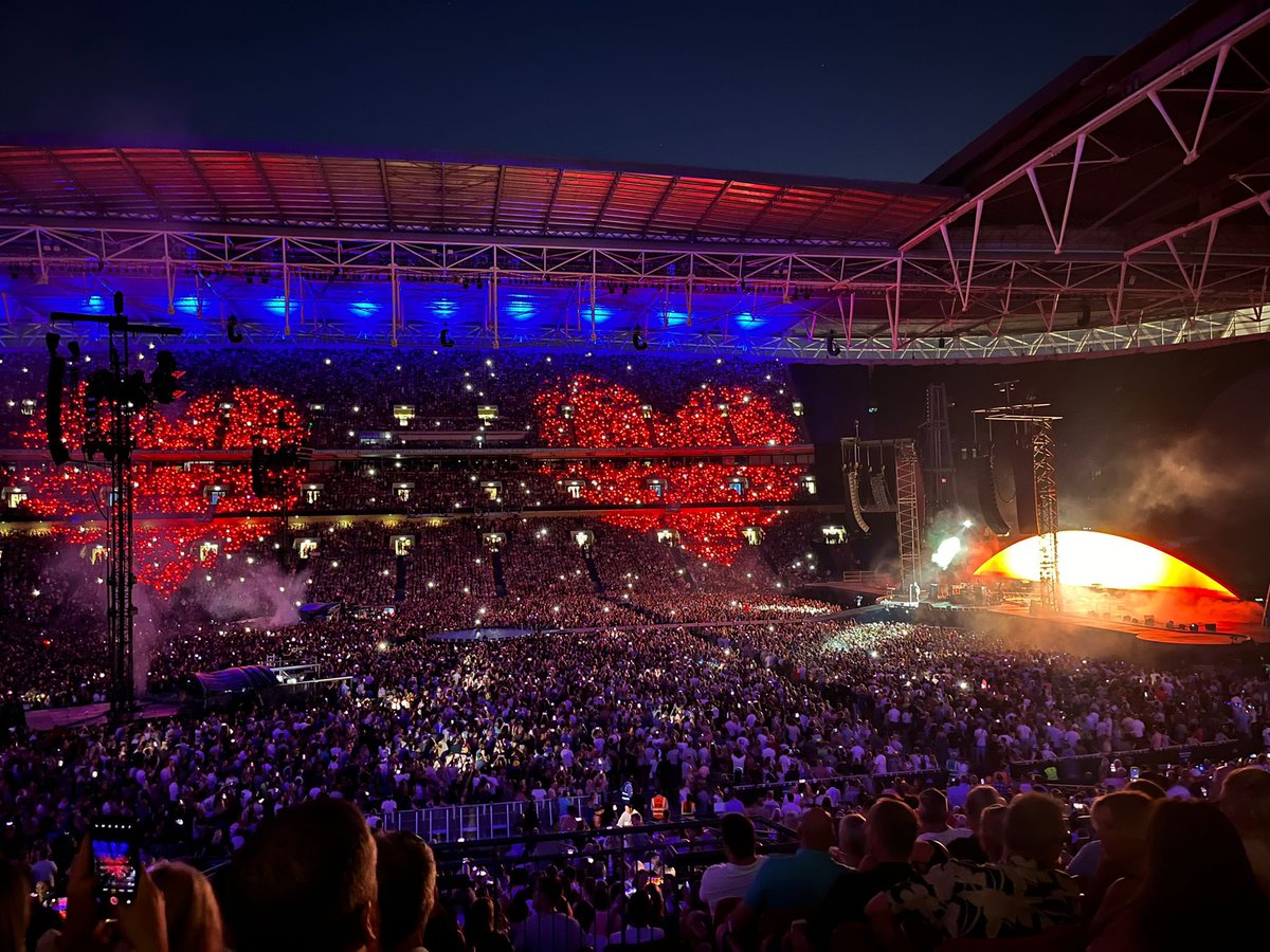 sonno55's tweet photo. @coldplay I’ve never seen anything like it before #mindblowing https://t.co/SG8M8R8WmJ