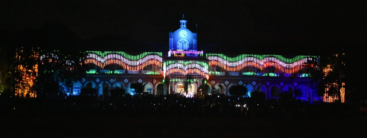 Kud_Dharwad's tweet photo. 75 ನೇ ಅಜಾದಿ ಕಾ ಅಮೃತ ಮಹೋತ್ಸವದ ಅಂಗವಾಗಿ  ಕರ್ನಾಟಕ ವಿಶ್ವವಿದ್ಯಾಲಯ ಮತ್ತು ಕರ್ನಾಟಕ ಕಾಲೇಜಿನ ಕಟ್ಟಡಕ್ಕೆ ವಿಶೇಷವಾದ ವಿದ್ಯುತ್ ಅಲಂಕಾರದಿಂದ ಸಾರ್ವಜನಿಕರನ್ನು ಆಕರ್ಷಣೆ ಕೇಂದ್ರ ಬಿಂದುವಾಗಿದೆ. https://t.co/YeWwKkZ156