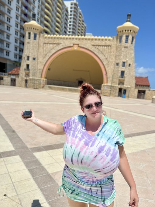 Finally found a cup big enough 😂 
#daytona #bandshell #beachlife https://t.co/n7vRAT4ryJ