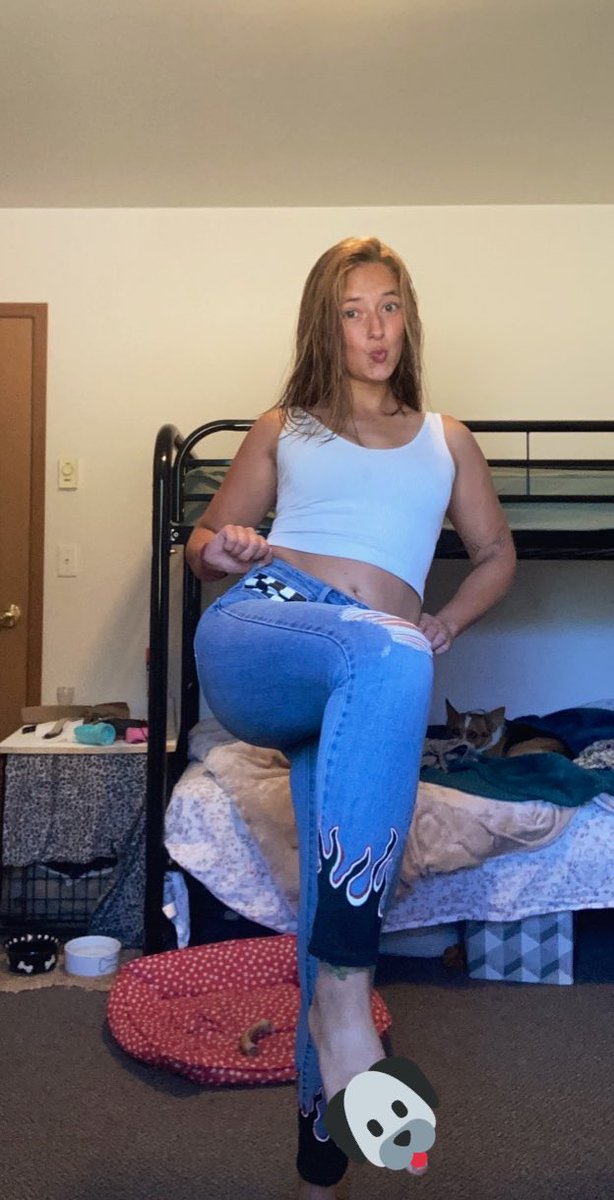 lexirey9's tweet photo. I painted these jeans https://t.co/oDX5ZVxaAk