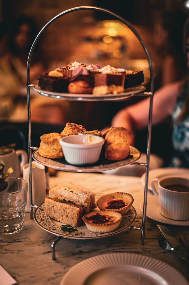 ffmac999_'s tweet photo. Wee afternoon in Glasgow with @RelaxKids_Julie #Gin71 #photography 🥂🧁🌞 https://t.co/JU0m0eCSSn