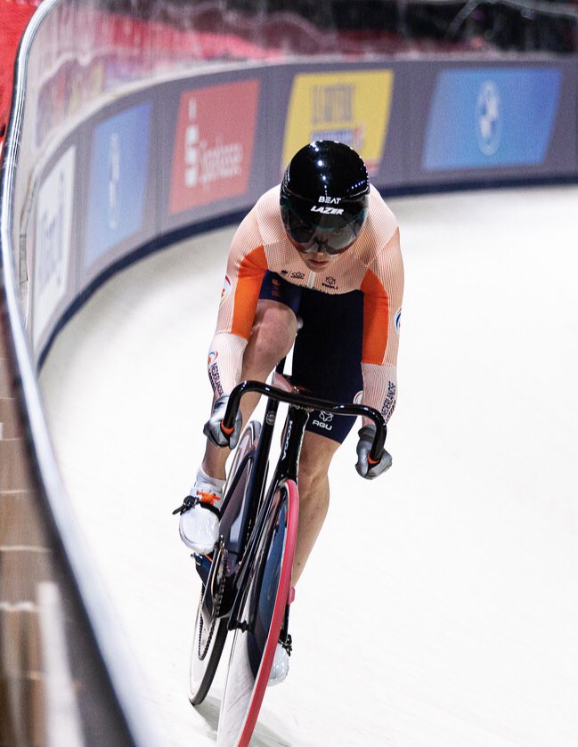 Wat een dag voor <a href="/LaurinevRiessen/">Laurine van Riessen</a> 💪

Derde tijd tijdens de kwalificatie voor de Sprint. En in de kwartfinales in een Nederlands onderonsje door naar de halve finales.

Nu even rust, morgen sprinten voor de prijzen tegen Emma Hinze 🤟

📸 <a href="/timbuitenhuis/">Tim Buitenhuis</a>
