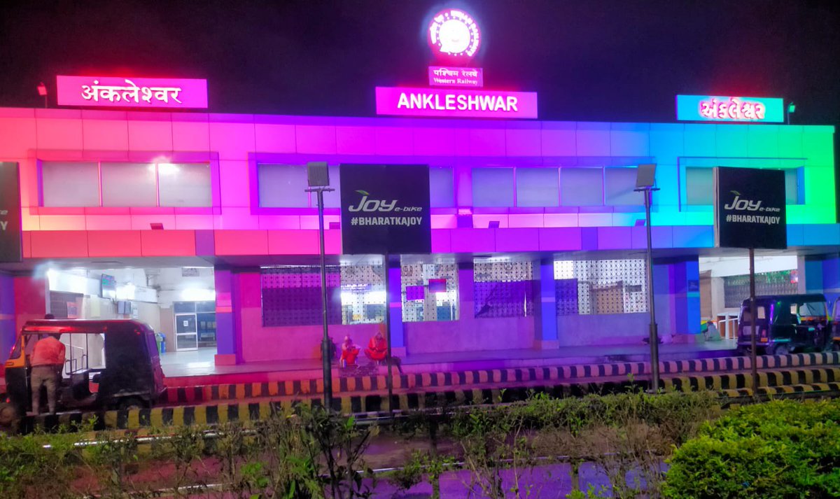 DRMBRCWR's tweet photo. पश्चिम रेलवे के वडोदरा डिवीजन पर #AazadiKaAmritMahotsav के दौरान अंकलेश्वर स्टेशन जहां रंग बिरंगी रोशनी सभी के आकर्षण का केंद्र है @WesternRly @RailMinIndia @MinOfCultureGoI #HarGharTiranga #75stations https://t.co/6mtgbLs72R