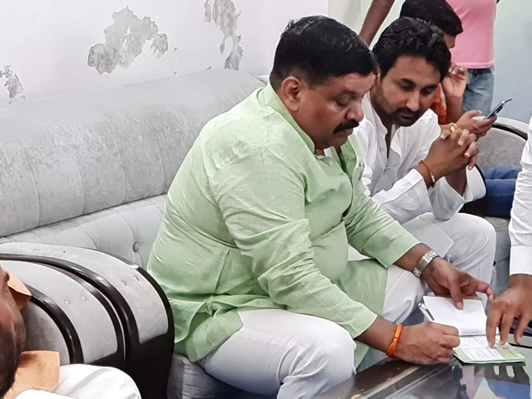 SinghArvindGope's tweet photo. आज दिनांक १४/८/२०२२ दिन (रविवार) को राष्ट्रीय अध्यक्ष मा.अखिलेश यादव जी के निर्देश पर चलाये जा रहे सदस्यता अभियान व तिरंगा वितरण कार्यक्रम के क्रम में विधानसभा क्षेत्र दरियाबाद के अन्तर्गत दरियाबाद क़स्बे में चौधरी जामी द्वारा आयोजित सदस्यता अभियान शिविर में सदस्यता ग्रहण करवाया। https://t.co/8wpyoOikga