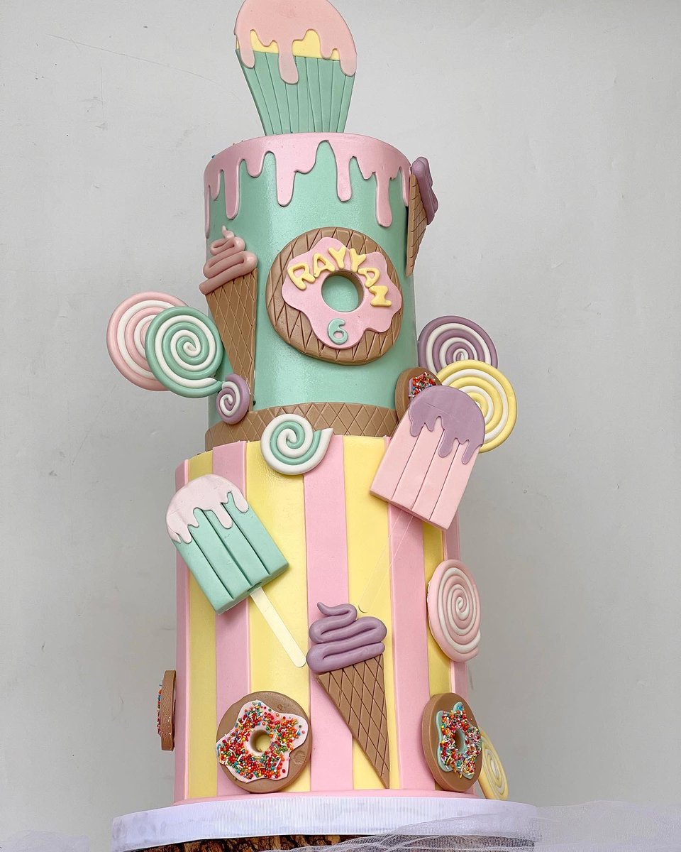 SadieB_'s tweet photo. So grateful for the gift of caking! All elements on this cake were handmade and 100% edible! 😍 #CakeVelvet @Cakevelvet_kd @cakevelvet_ng on IG https://t.co/xgPgSXneAK