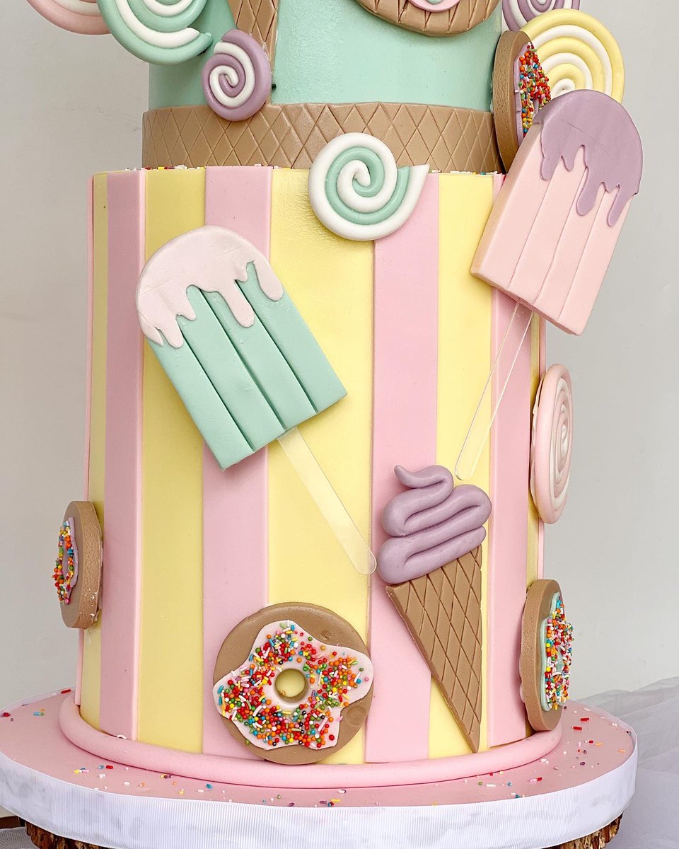 SadieB_'s tweet photo. So grateful for the gift of caking! All elements on this cake were handmade and 100% edible! 😍 #CakeVelvet @Cakevelvet_kd @cakevelvet_ng on IG https://t.co/xgPgSXneAK