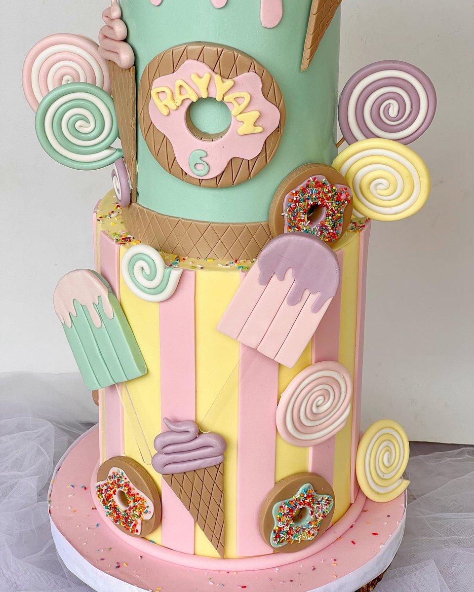 SadieB_'s tweet photo. So grateful for the gift of caking! All elements on this cake were handmade and 100% edible! 😍 #CakeVelvet @Cakevelvet_kd @cakevelvet_ng on IG https://t.co/xgPgSXneAK