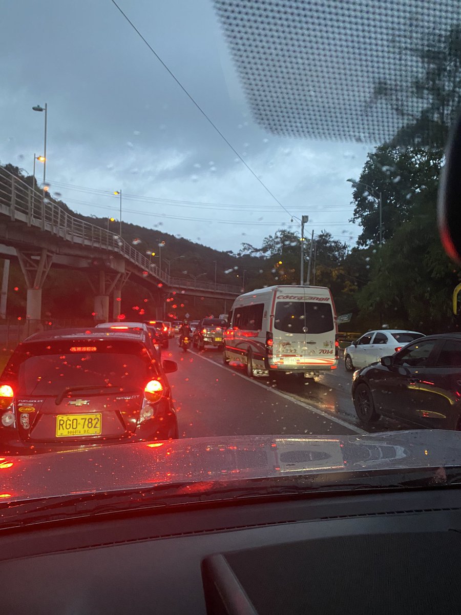 lloanne1977's tweet photo. Pasa todos los días . Señores alcalde piedecuesta y Floridablanca. Poner personal en la vía de manera permanente solo para esta vía. https://t.co/wIWcdiEtr1