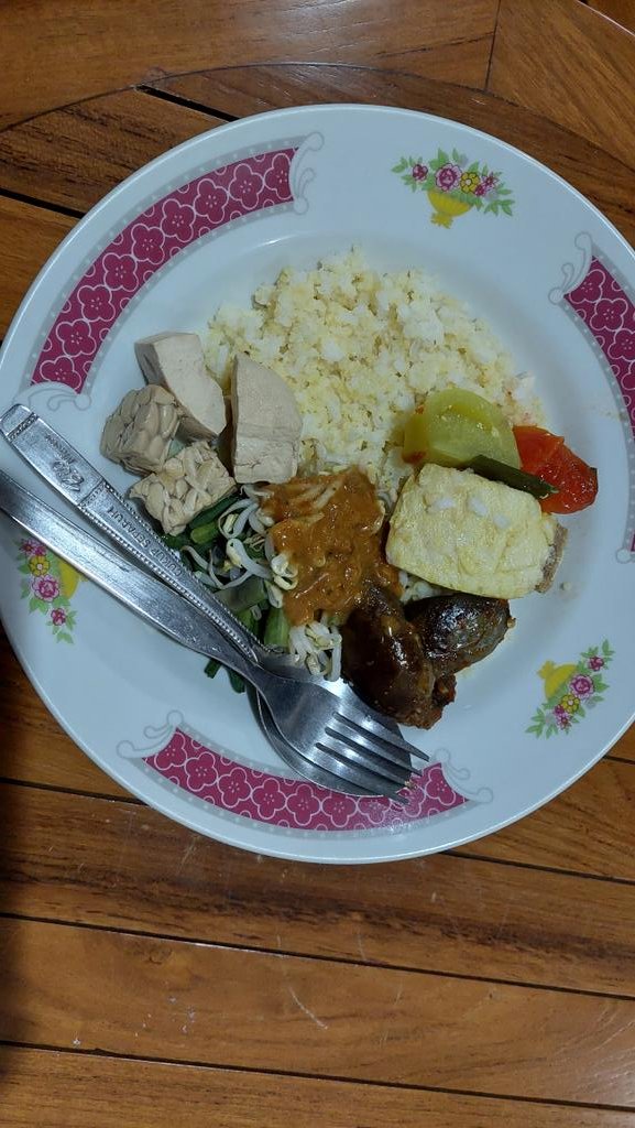 Makan sahur dengan Karbo kombinasi 25% beras Padi dan 75% Ampok Jagung, dengan sayur kacang dan toge pecel, pindang ikan tuna, dan tahu tempe rebus, rendah resiko diabetes serta awet kenyang...