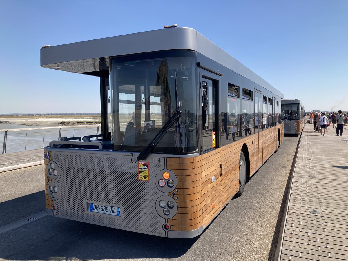 josviaque's tweet photo. Jest takie miejsce na ziemi, gdzie kursują dwukierunkowe #autobus.y. 🚌 #Cobus #PaulNutzfahrzeuge #MontSaintMichel #Normandia #Francja #transport https://t.co/OIat7zPY2I