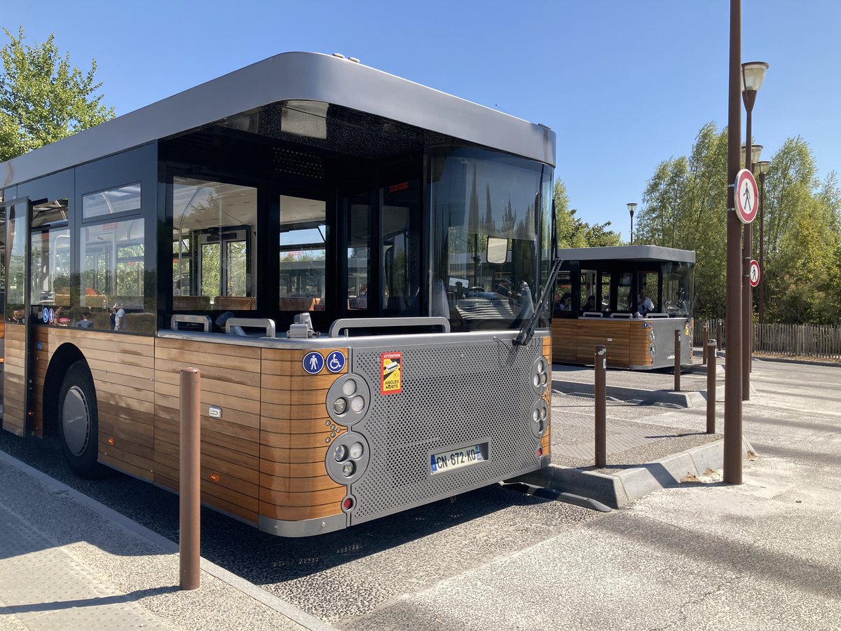 josviaque's tweet photo. Jest takie miejsce na ziemi, gdzie kursują dwukierunkowe #autobus.y. 🚌 #Cobus #PaulNutzfahrzeuge #MontSaintMichel #Normandia #Francja #transport https://t.co/OIat7zPY2I