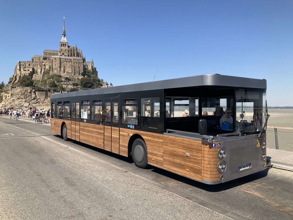 josviaque's tweet photo. Jest takie miejsce na ziemi, gdzie kursują dwukierunkowe #autobus.y. 🚌 #Cobus #PaulNutzfahrzeuge #MontSaintMichel #Normandia #Francja #transport https://t.co/OIat7zPY2I