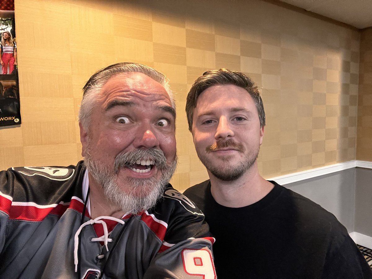 GameInward's tweet image. Got to meet @WEarlBrown today at @MonsterManiaCon! He was happy to share stories and gave me some awesome new info into the development of his character Bill from The Last of Us. I must say, it was strange hearing him be so nice rather than telling me to get out of his town.