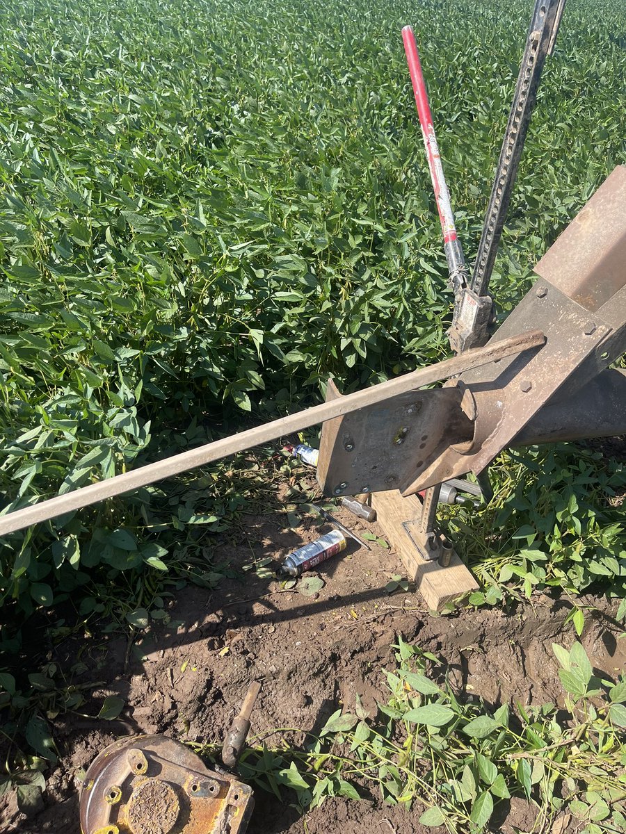 3BrosFarms's tweet photo. @wpnicholson3 All day 
Everyday 
My love/hate for pivots 

 @i_pivots https://t.co/0wEIzanbkn