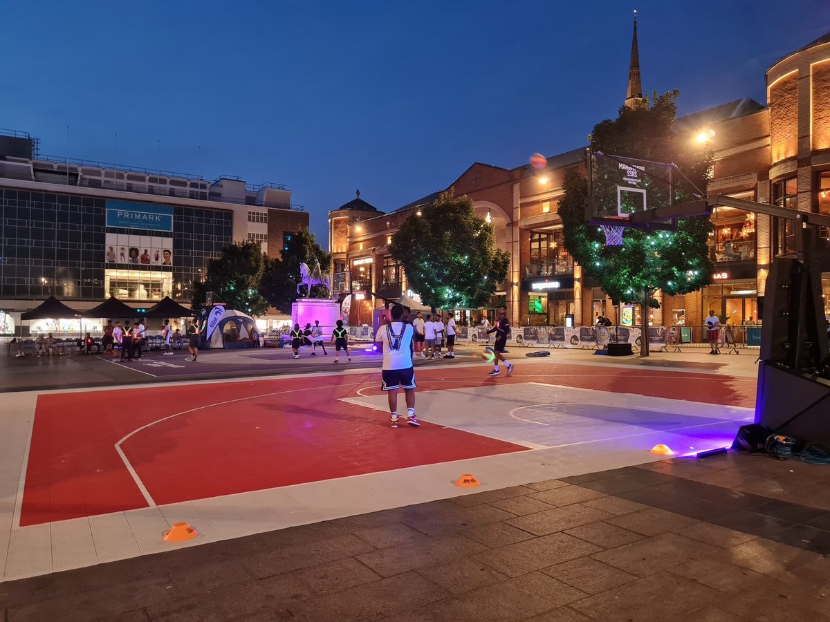 We've had glow in the dark basketball in Broadgate this evening! ✨️ Thanks to Positive Youth Foundate for making it happen.

#ICGCoventry2022
