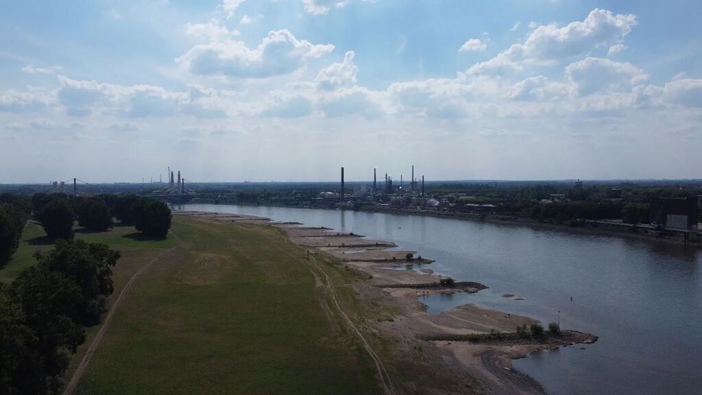 masteruser1999's tweet photo. #rhein #ruhrmündung  #ruhr #Rheinorange #masteruser1999 #duisburg #wasser #drone #august #2022 #metropoleruhr #ruhrpott #niedrigwasser https://t.co/g4EOukrJBf https://t.co/JTzHG7tNTE