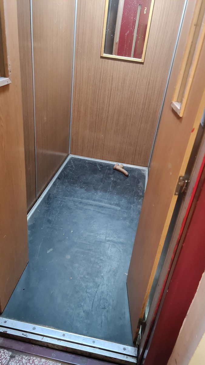 kontenjeras's tweet photo. Liftovi na Prozivci: stanje uobičajeno.
- Komšija, e nemoj da ideš malim liftom, fali mu neki ku&amp;ac! 
Ulazim u veliki lift, vičem komšiji:
- Vidi komsho, mislim da sam ga našao u velikom !!! https://t.co/Ey7R2F7MB1
