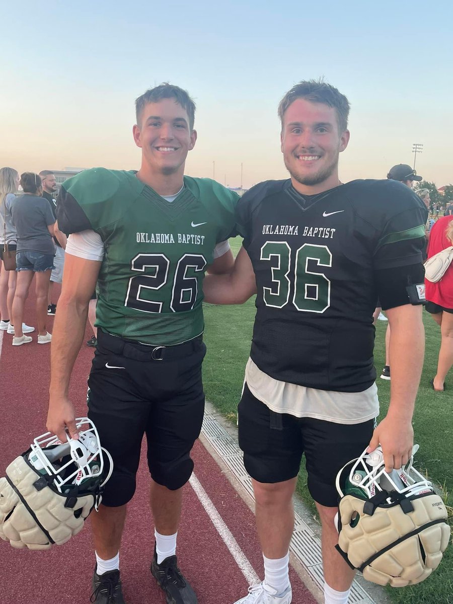 PaytonRussell36's tweet photo. Just two dudes playing football https://t.co/nnLVdkZruL