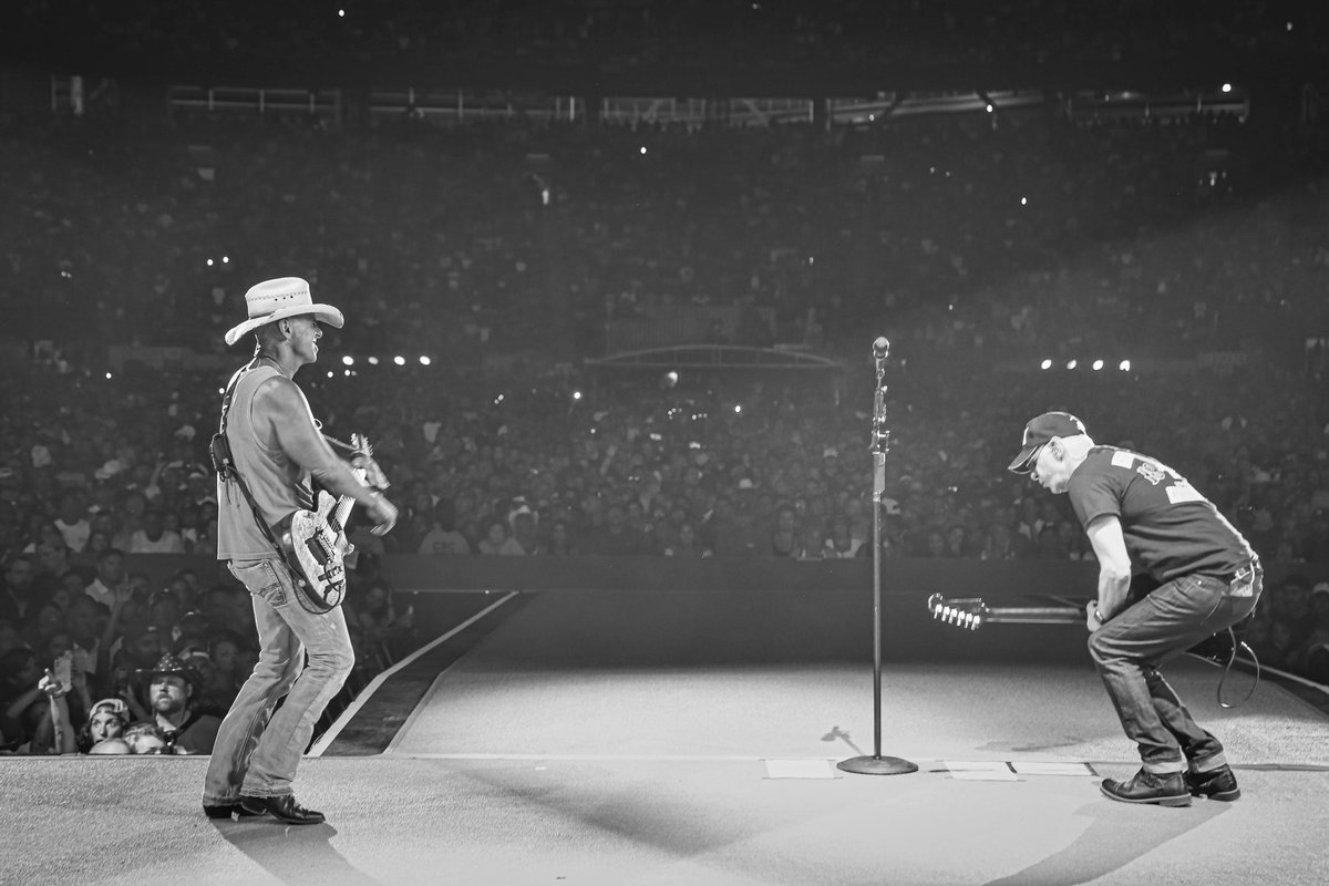 kennychesney's tweet photo. You come to these stadiums and see the faces, share the moments and it becomes your life, my life. It’s why I like to say @NoShoesNation is the most passionate place on earth. #HereAndNowTour @MetLifeStadium @MarathonFuel @BlueChairBayRum https://t.co/fZeeoYZJ1w
