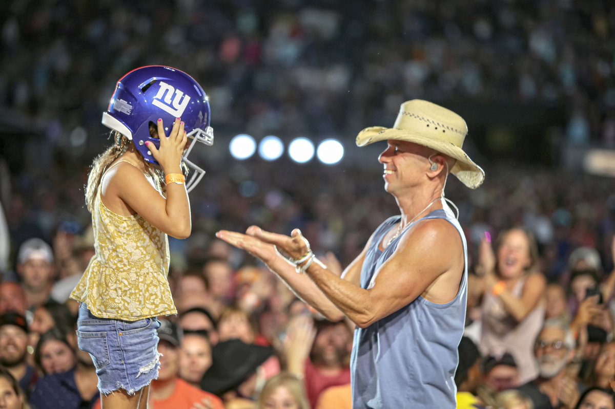 kennychesney's tweet photo. You come to these stadiums and see the faces, share the moments and it becomes your life, my life. It’s why I like to say @NoShoesNation is the most passionate place on earth. #HereAndNowTour @MetLifeStadium @MarathonFuel @BlueChairBayRum https://t.co/fZeeoYZJ1w