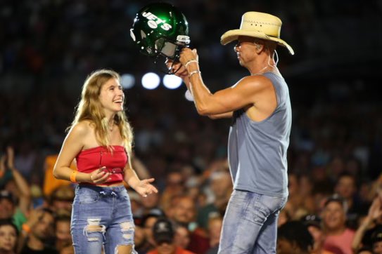 kennychesney's tweet photo. You come to these stadiums and see the faces, share the moments and it becomes your life, my life. It’s why I like to say @NoShoesNation is the most passionate place on earth. #HereAndNowTour @MetLifeStadium @MarathonFuel @BlueChairBayRum https://t.co/fZeeoYZJ1w