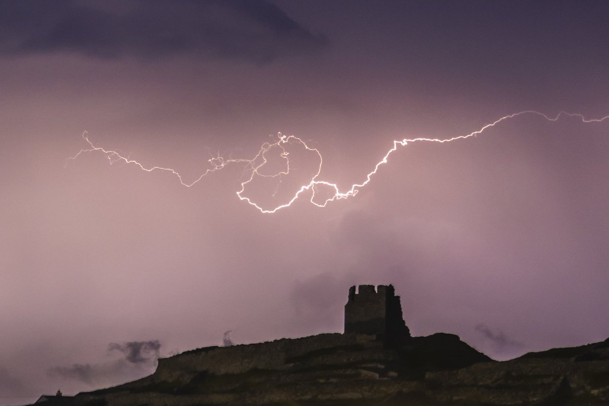 CormacCoyne's tweet photo. Magic watching the lighting over Inis Oírr tonight. https://t.co/lBxOkVgBdo