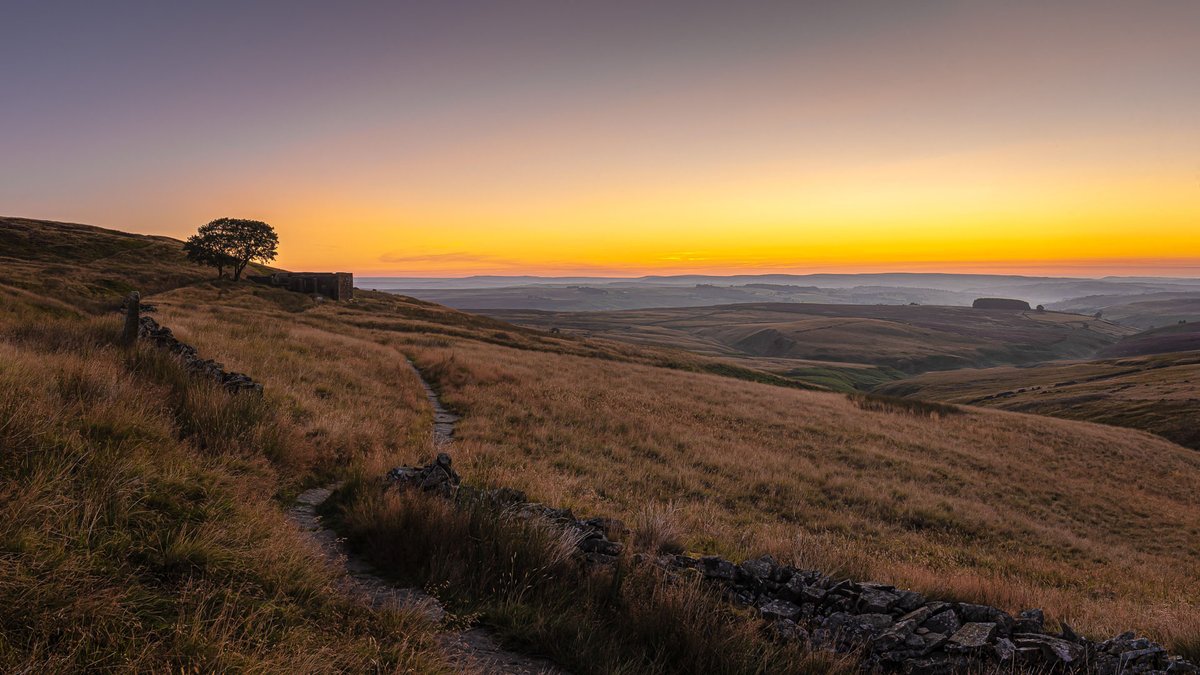 AFowlerPhoto's tweet photo. I think I've probably saved the best for last (accidentally). That'll teach me to wait until I've been through all the photos before I start posting 🤪
#topwithens #wutheringheights #bluehour #sunrise #haworth https://t.co/iCmiSydygz