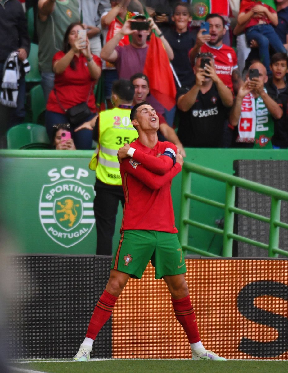 cristiano ronaldo abraçando um jogador mais decisivo que ele.